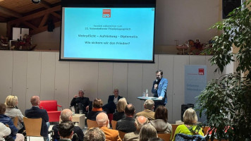 Publikum und Gäste vertieft in PD Dr. Sauers faszinierenden Beitrag