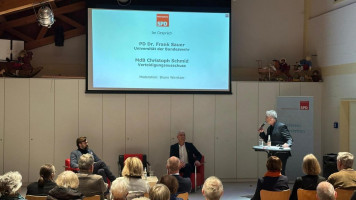 Bruno Wirnitzer, Dr. Frank Sauer und Christoph Schmid vertieft in die Diskussion