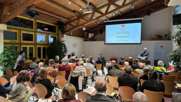 Ein Raum gefüllt bis zum Rand mit Zuhörern