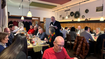 Dr. Ernst Böhm verteilt Handouts