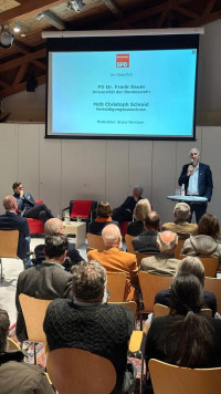 Der ganze Raum lauscht gespannt Mdb Christoph Schmids Ausführungen