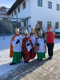 2. Bürgermeisterin Maria Wirnitzer, Gemeinderat Raphael Melcher und die vier^^ Könige