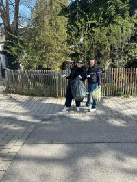 Unsere Gemeinderätinnen Tugce Karakas und Cordula Koch packen kräftig mit an!