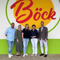 Bundestagsabgeordnete Carmen Wegge (Mitte) und Erste Bürgermeisterin Maria Wirnitzer (2. v. r.) bei Familie Böck und Verbändevertreter*innen. Foto: Stefan Michalczyk