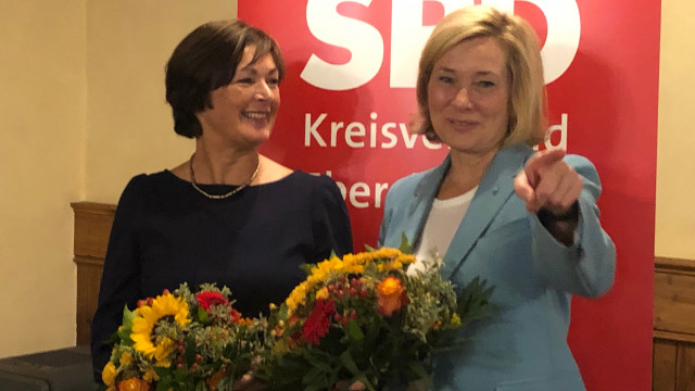 links: Maria Wirnitzer, SPD-Vaterstetten, 2. Bürgermeisterin Vaterstettens; rechts: Doris Rauscher, SPD-KV-Ebersberg, Landtagsabgeordnete; Beide mit Blumenstrauß nach ihrer Wahl als Bezirks- bzw. Landtagskandidatin.